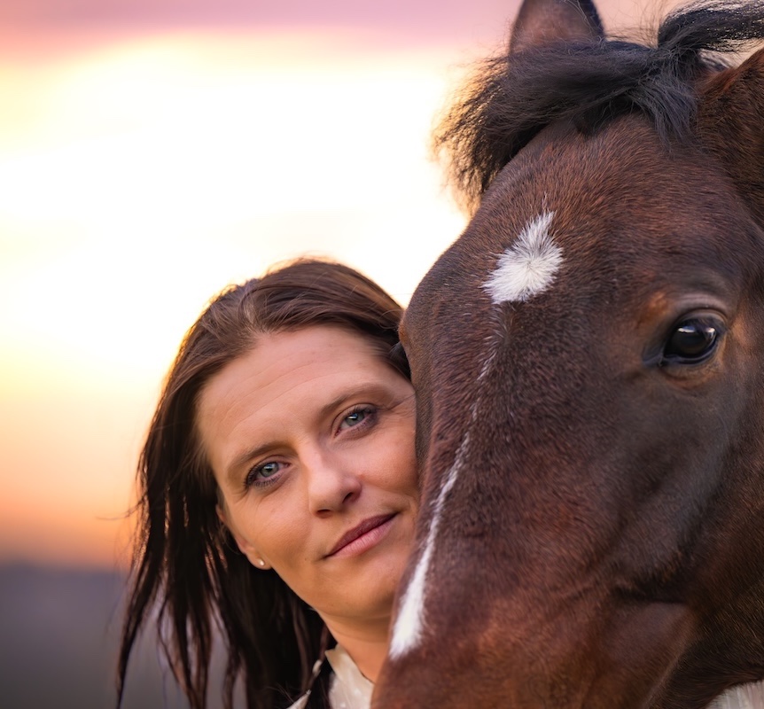 Complicité entre un cheval et Charlotte Welsch, praticienne bien-être animal