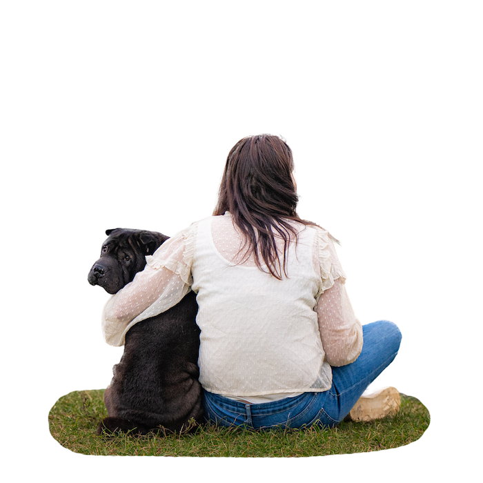 Praticienne bien-être animal proche d'un chien détendu